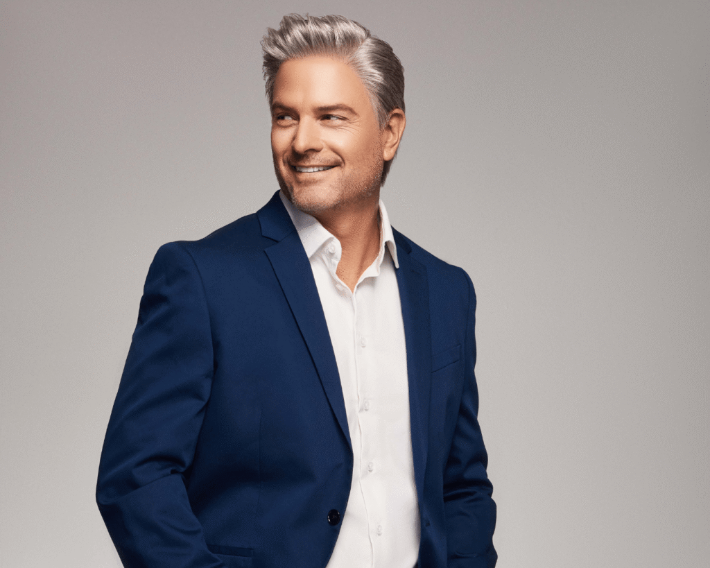 Homme portant un complément capillaire