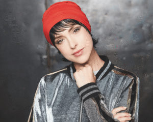 frange avec turban rouge-min