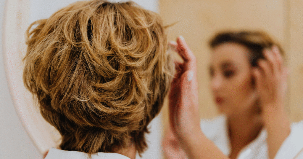 Complément capillaire femme : retrouver volume et féminité en toute confiance